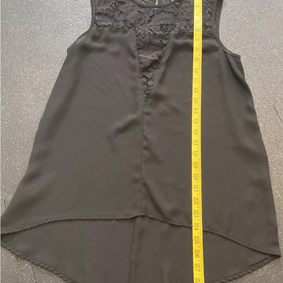 Worthington Black Lace Top Hi low Lightweight Sleeveless Button loop Closure Med - Picture 6 of 7
